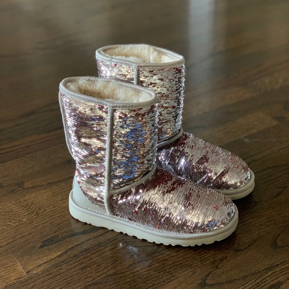 Like New Ugg Sequin Sparkles Classic Short Holiday Special Edition Women’s Sz 6